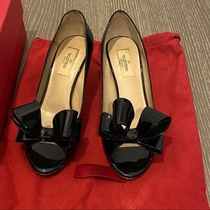 VALENTINO GARAVANI Couture Bow Low Heel Pump 37
